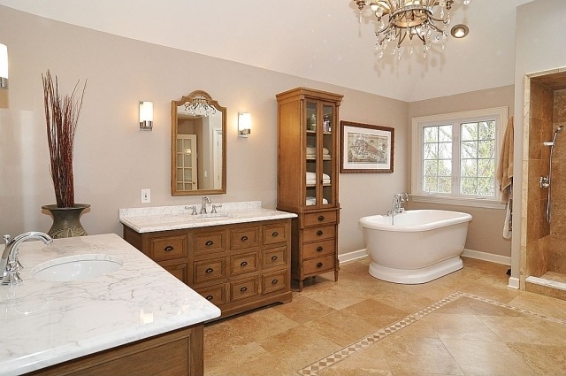 badezimmer-streichen-ideen-beige-creme-holzmoebel-waschtischplatte-marmor-optik