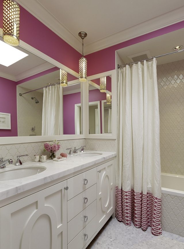 badezimmer-streichen-ideen-lila-weisse-fliesen-duschvorhang