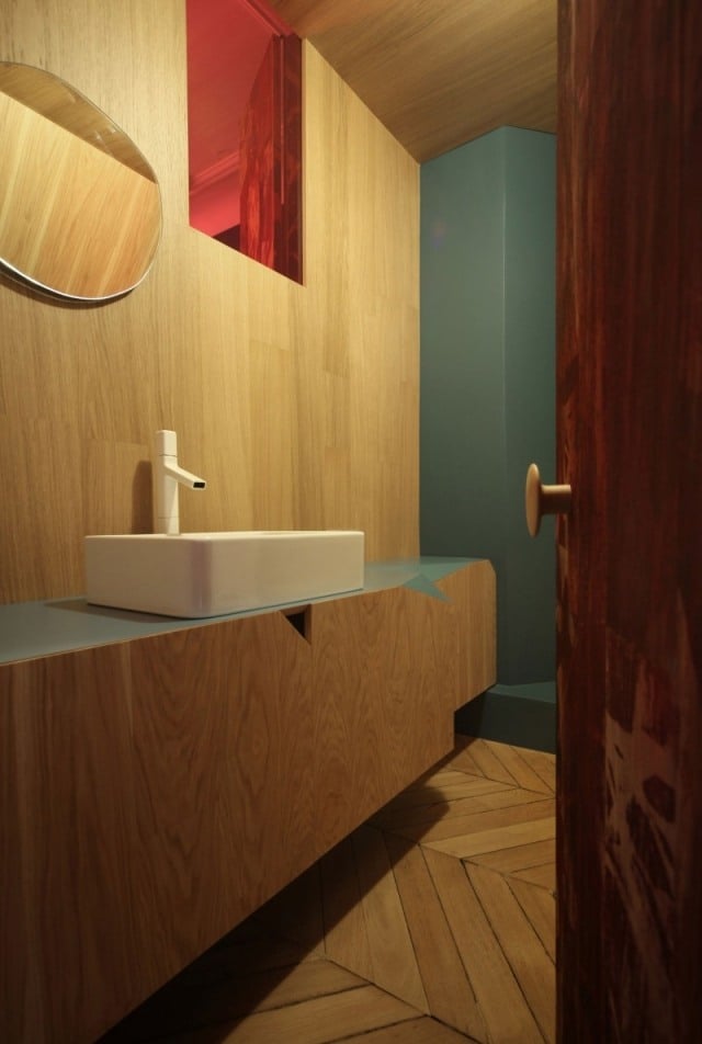 badezimmer-wände-Täfelung-warme-Holzoptik-Wandschrank-Aufsatzbecken-weiß