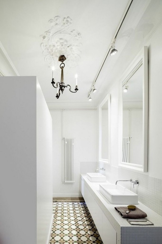 badheizkörper-weiße-wandfarbe-kronleuchter-design-begehbare-dusche-mosaikboden