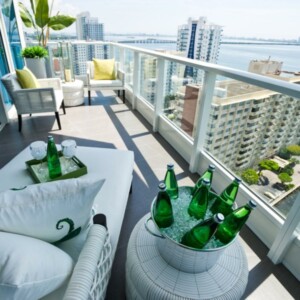 balkonideen zum gestalten modern weiss gartenmoebel chaiselonge glasgelaender
