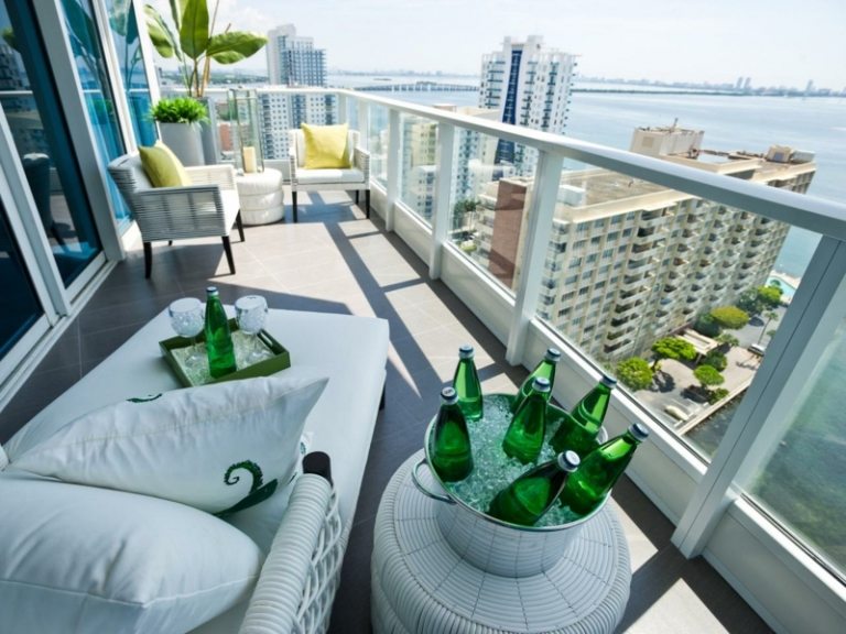 balkonideen zum gestalten modern weiss gartenmoebel chaiselonge glasgelaender