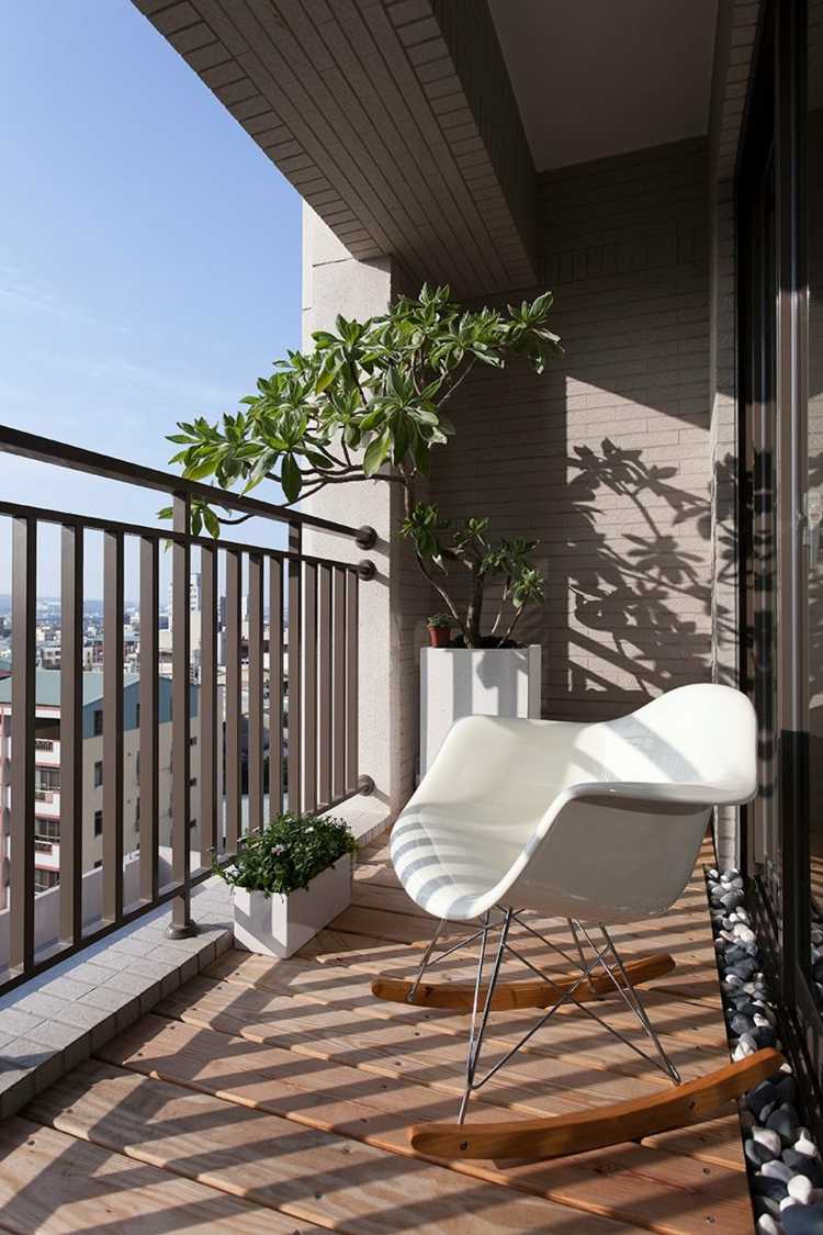 balkonideen zum gestalten schaukelstuhl modern eames weiss pflanzkuebel mini baum