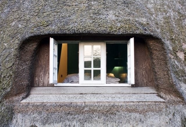 bauernhaus-nordfriesland-typisch-strohbedeckt-sprossenfenster