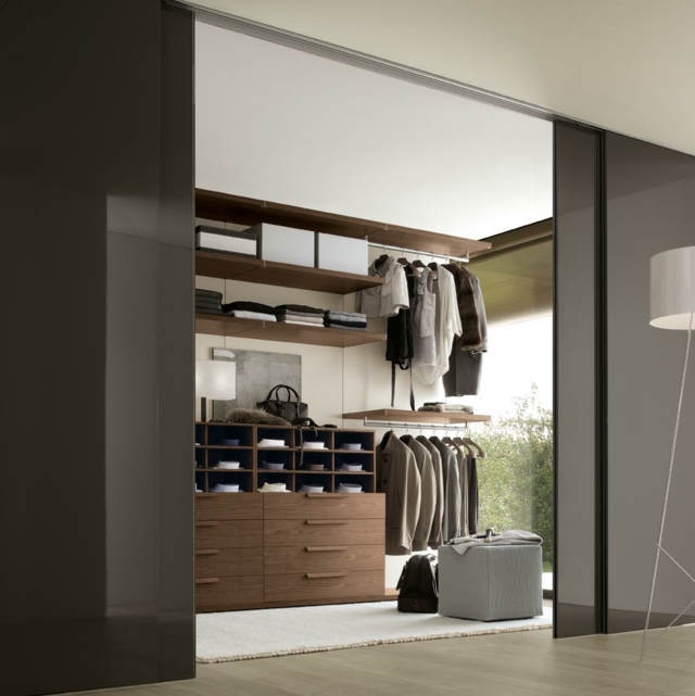 begehbarer Kleiderschrank Schiebetüren Glas mattiert