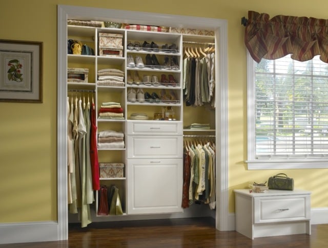  Kleiderschrank-gelbe Wand Leiter Regalsystem weißer Schuhschrank
