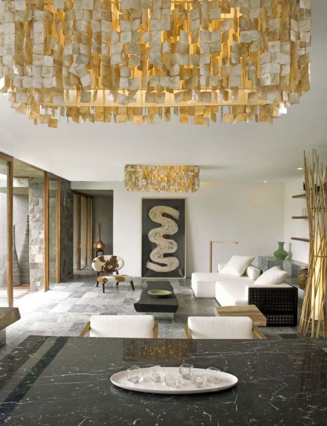 beleuchtung-essbereich-marmor-arbeitsplatte-goldener-kronleuchter