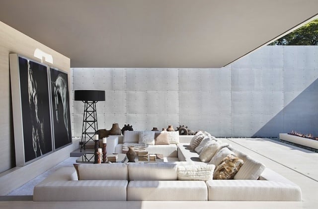beton-villa-möblierte-terrasse-überdachung-flachdach-sitzlandschaft