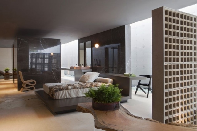 beton-villa-ohne-fenster-schlafzimmer-mit-bad-trennwand-stein