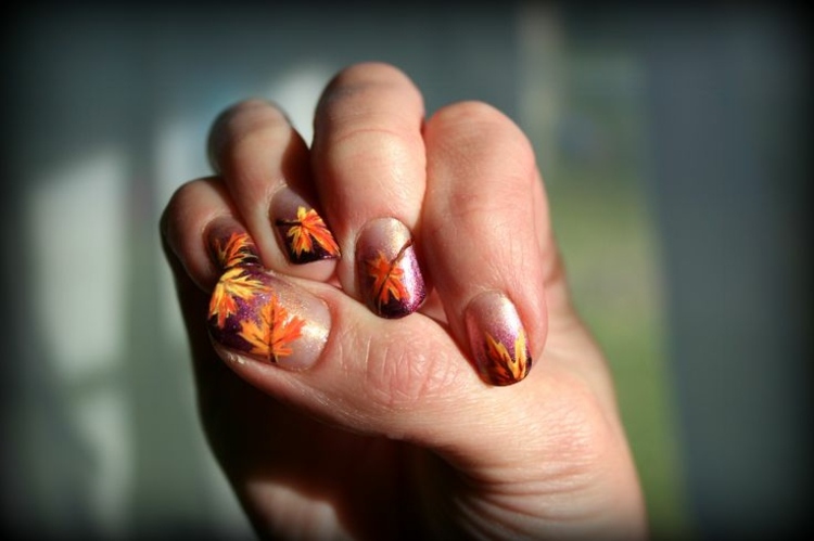 bilder vom nageldesign blaetter orange metallic nagellack