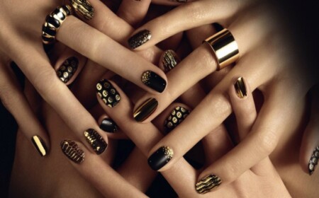 bilder vom nageldesign schwarz matt gold akzent ringe