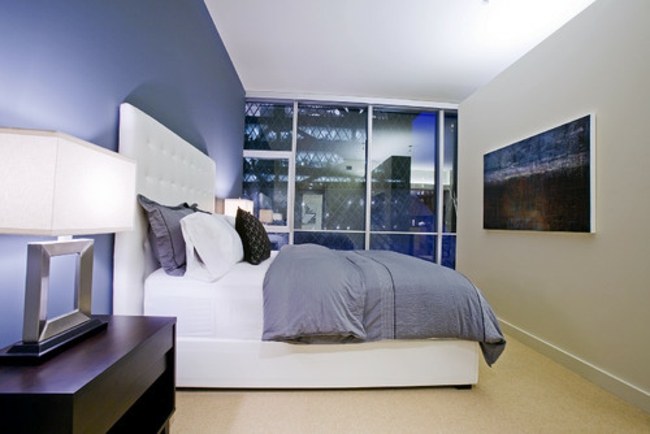 blaue-Wand-modernes-Schlafzimmer