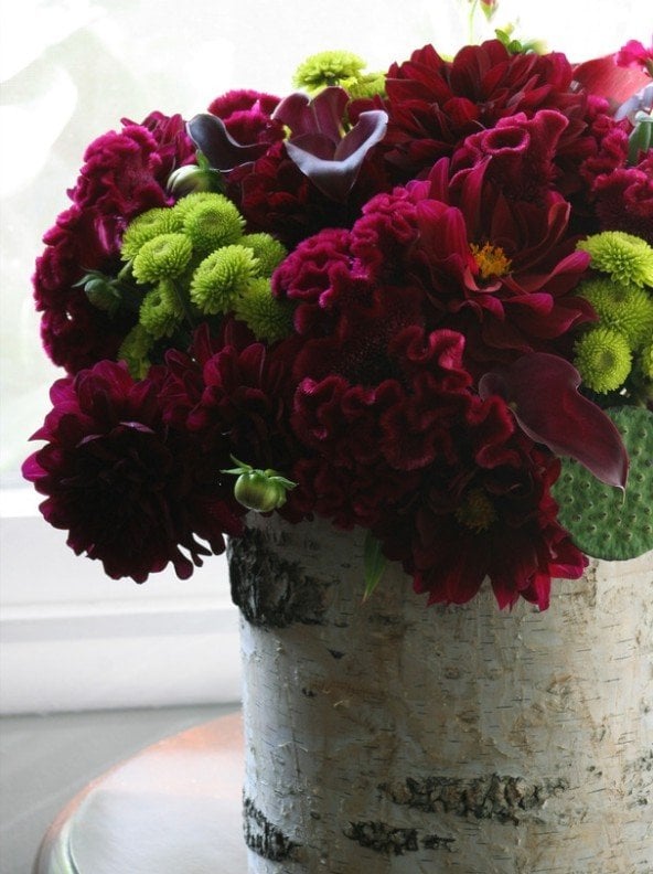 blumen-arrangement-sukkulenten-pfingstrosen-satte-farben-rustikale-vase