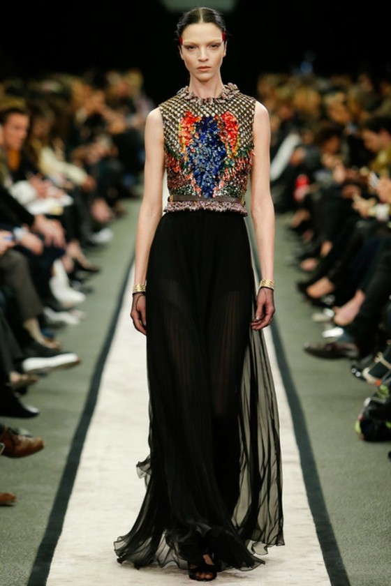 bunte-Bluse-mit-Details-langer-Plissee-Rock-aus-Tüll-Givenchy