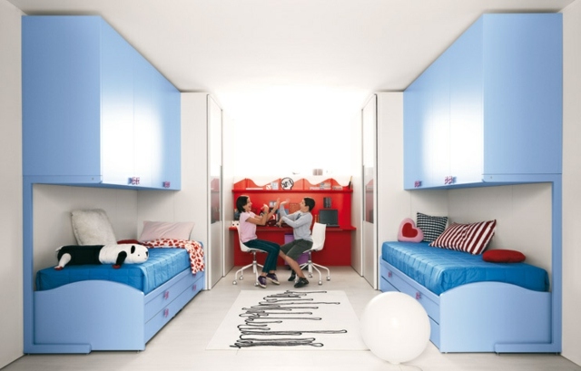 Ideen roter Schreibtisch blaue Betten Bettkasten