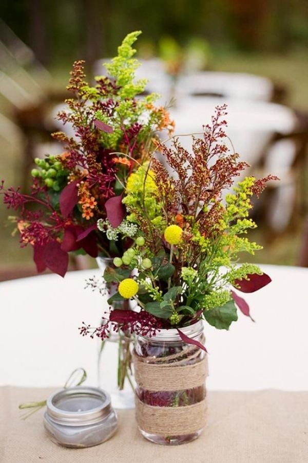 dekoration-herbststrauß-farbenfrohe-gräser-tisch-vasen-diy