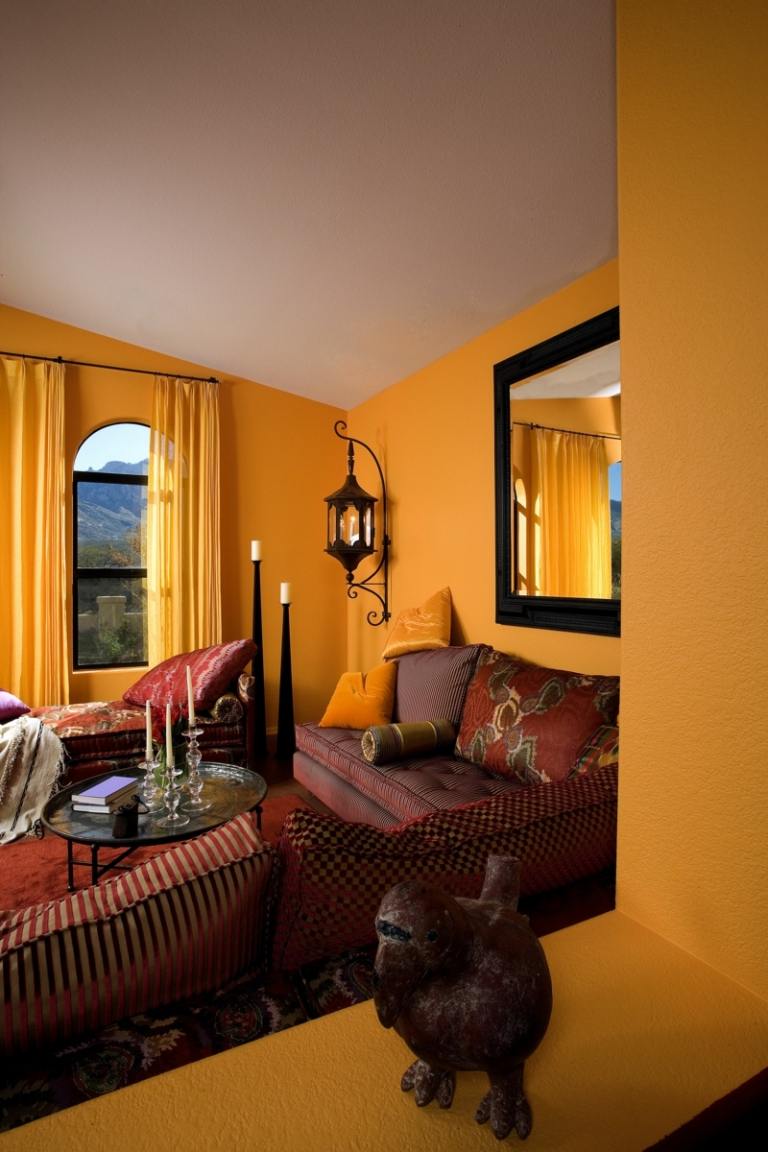 der marokkanische stil orange wandfarbe dunkelrot couch orientalisch muster