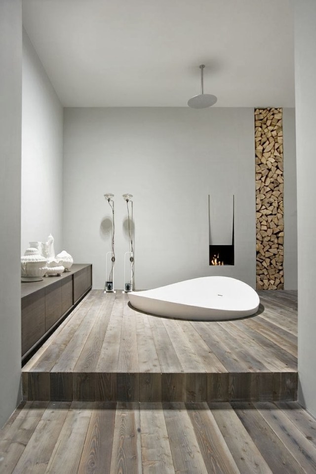 design-badezimmer-holzdielen-boden-wandkamin-stauraum-für-brennholz-whirlpool