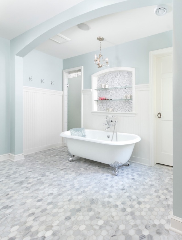 dezent-blau-wände-bad-mosaikfliesen-boden-freistehende-badewanne-keramisch