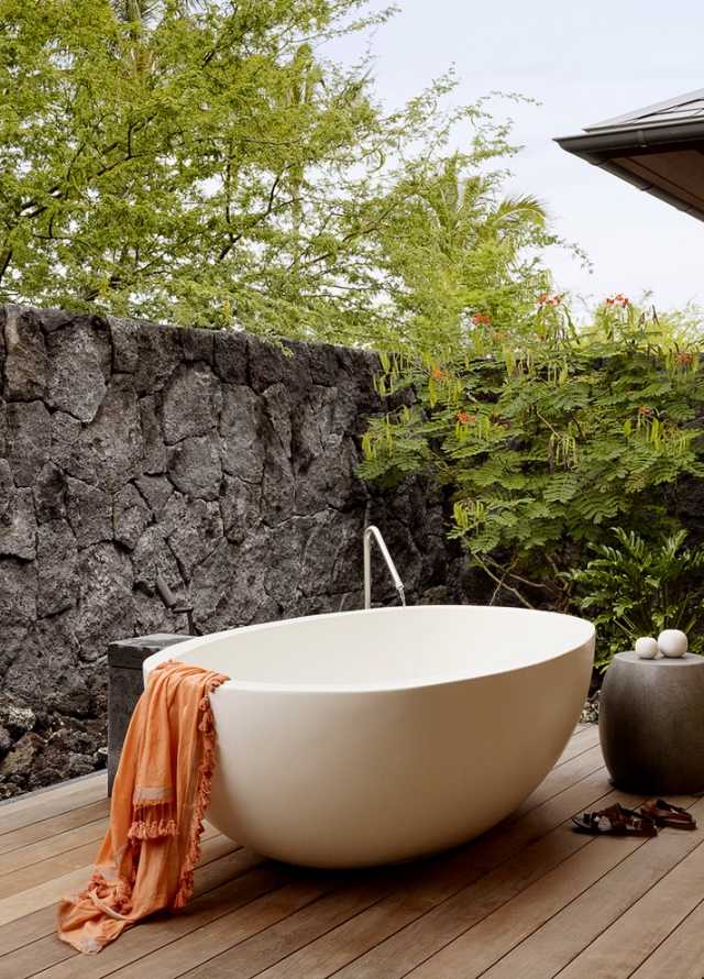edle-optik-keramik-badewanne-oval-außen-terrasse-holz-fußboden