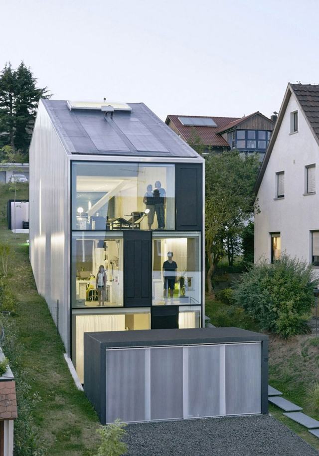 einfamilienhaus-schmales-grundstueck-glasfront-hanglage