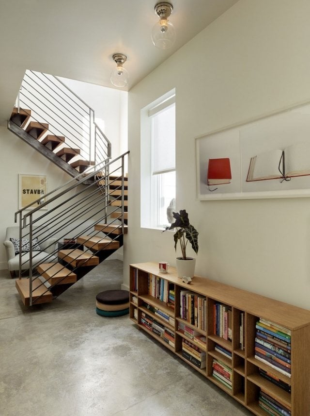 eingangsbereich-gestalten-metalltreppe-stufen-aus-holz-brüstung-metall-sideboard-diele