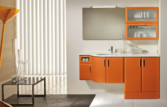 Badezimmer-Ausstattung-matte-Orange-Farbe-Tisch-mit-Deko