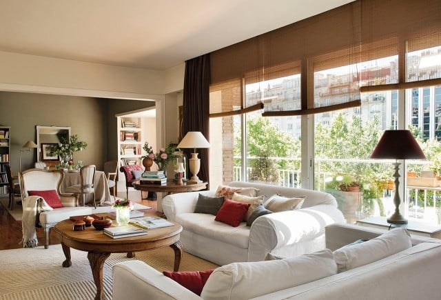 einrichtung-wohnzimmer-landhausstil-modern-weisse-sofa-bezuege
