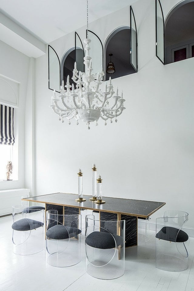 eklektische Einrichtung Tisch Acryl Stühle weiße Wände modern