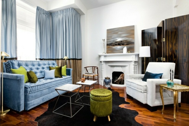 gestalten blaues Sofa schwarz Teppich grüner Hocker Gold Beistelltisch