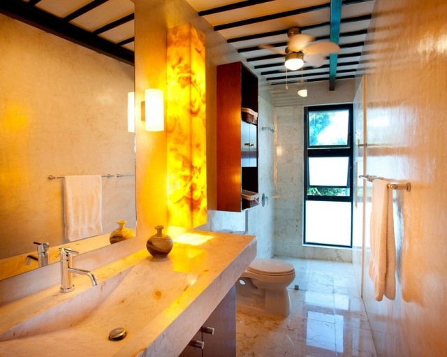 enges-badezimmer-wandgestaltung-mit-fliesen-dekorativ-leuchtende-wand