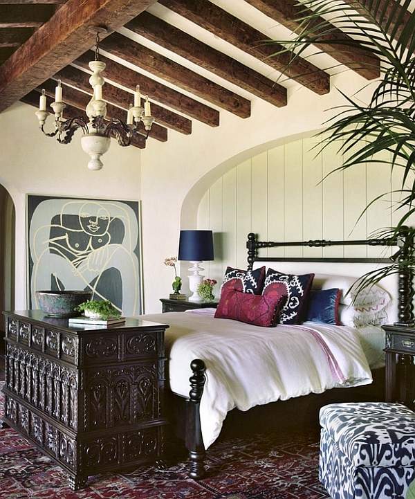 entspannte-einrichtung-schlafzimmer-mediterrane-elemente-sichtbare-holzdeckenbalken-deko-mit-pflanzen