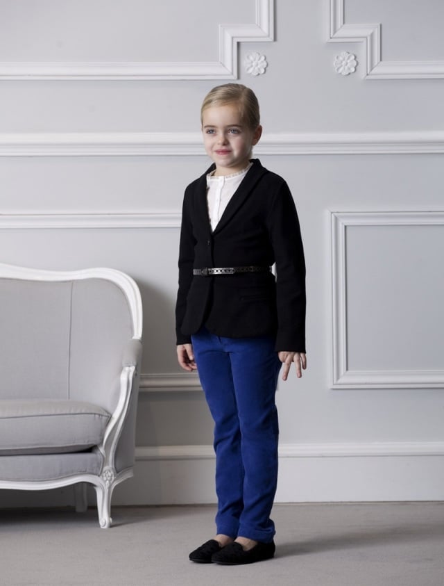 exklusive-Kindermode-zur-Einschulung-dior-lange-blaue-hose-schwarz-blazer