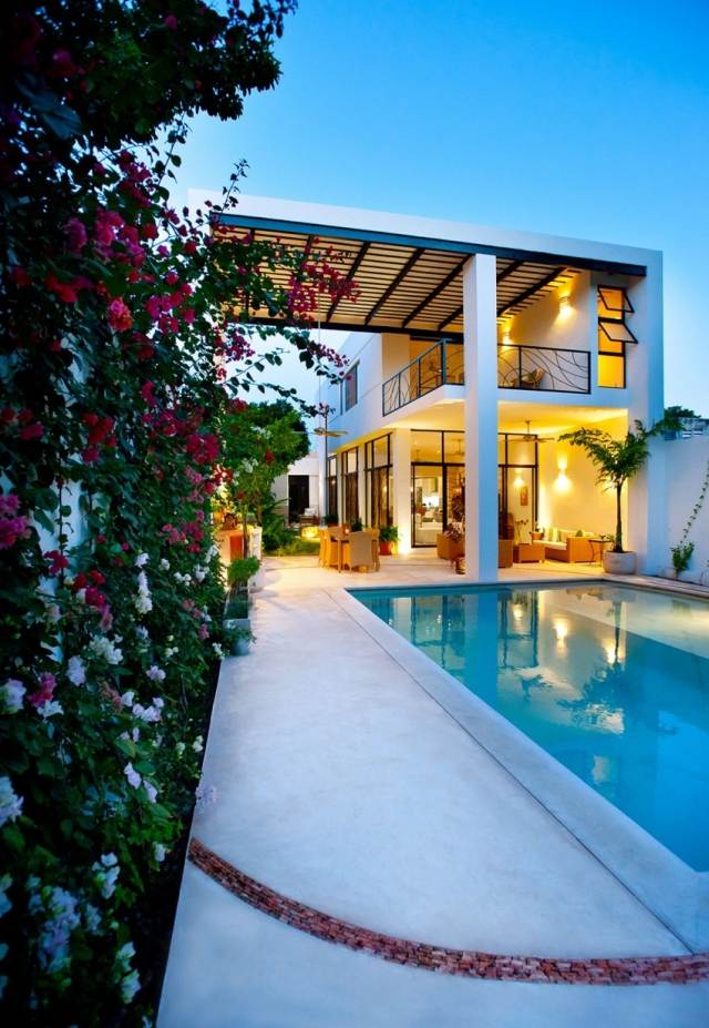 exotische-villa-mit-swimming-pool-draußen-Taller-Estilo-Arquitectura
