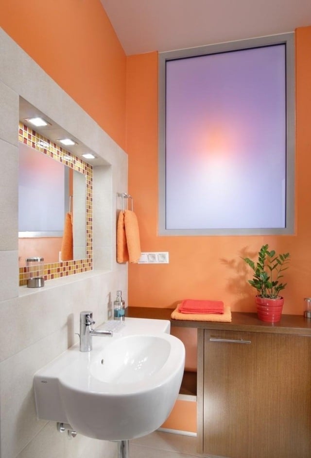 farbe im badezimmer-streichen-orange-weisse-fliesen-mosaik