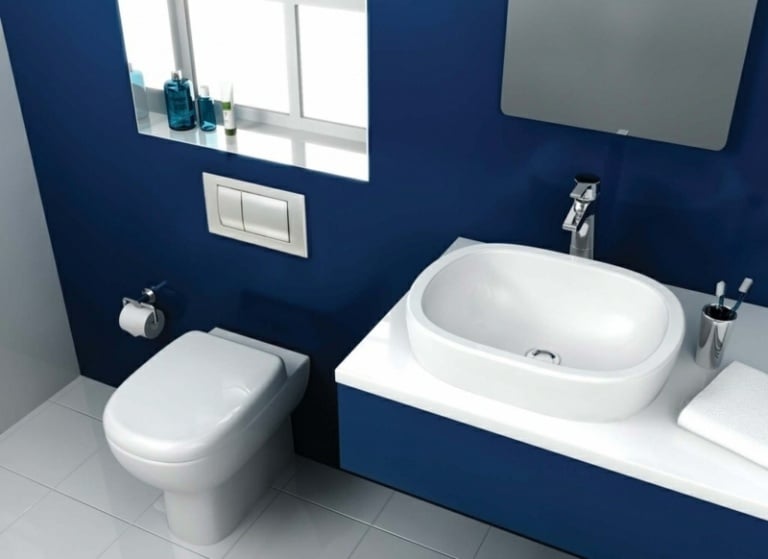 farbe im badezimmer dunkelblau waschkonsole toilette fenster