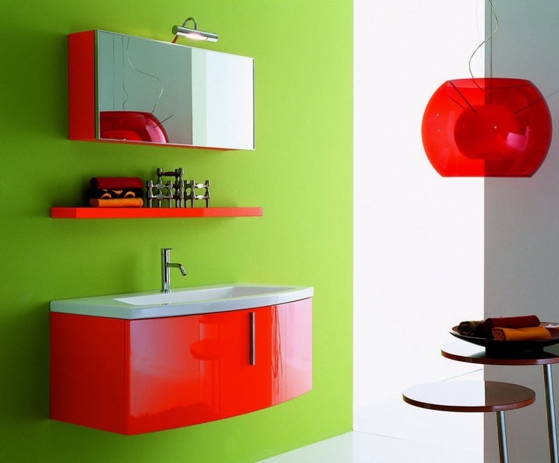 farbe im badezimmer gruen wand rote einrichtung modern