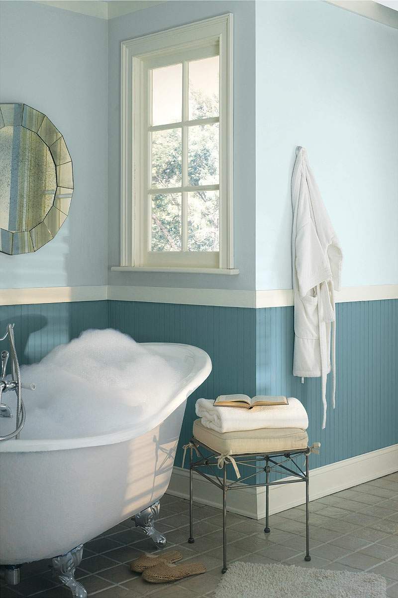 farbe im badezimmer hellblau dunkelblau badewanne vintage beistelltisch metall