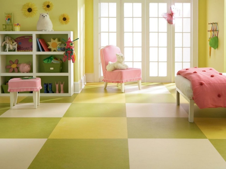farbgestaltung-im-kinderzimmer-gruen-gelb-nuancen-rosa-akzente-sessel-regal-hocker