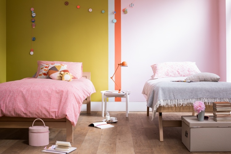 farbgestaltung im kinderzimmer idee-originell-gelb-rosa-streifen-betten-romantisch
