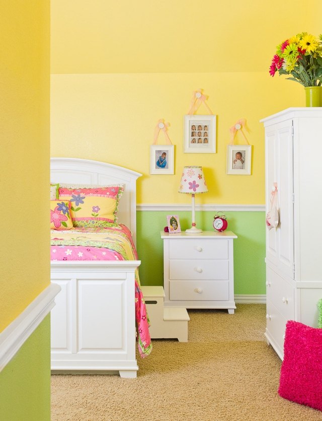 farbgestaltung-kinderzimmer-grün-gelbe-wände-weiße-bordüren