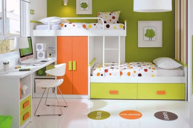 farbgestaltung-kinderzimmer-ideen-grune-wandfarbe-weiss-orange-akzente