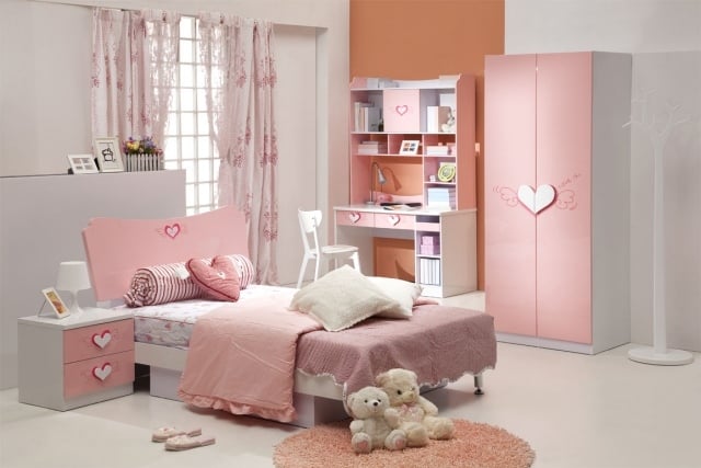 farbgestaltung-kinderzimmer-maedchen-orange-akzentwand-rosa-weisse-moebel