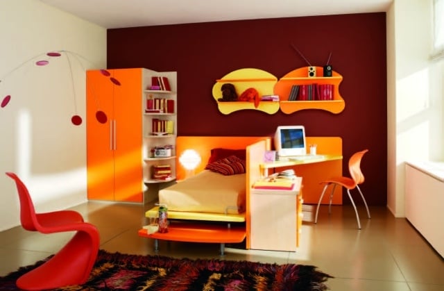 farbgestaltung-kinderzimmer-schokobraune-akzentwand-orange-moebel