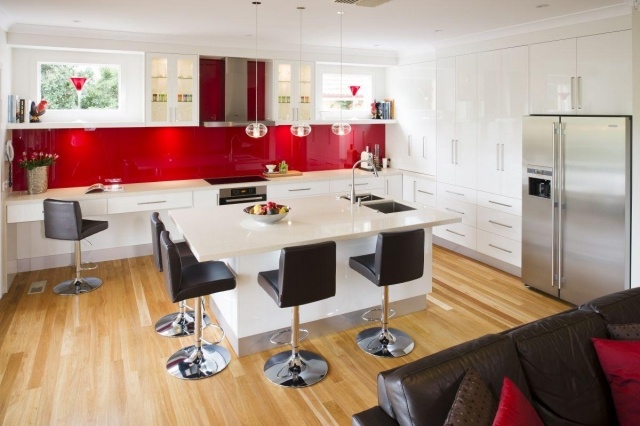 farbgestaltung für weiße küche roter-glas-spritzschutz-weisse-schraenke
