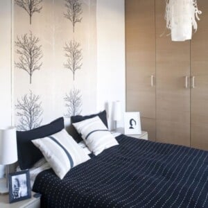 farbgestaltung-schlafzimmer-ideen-beige-dunkelblau-holzkleiderschrank