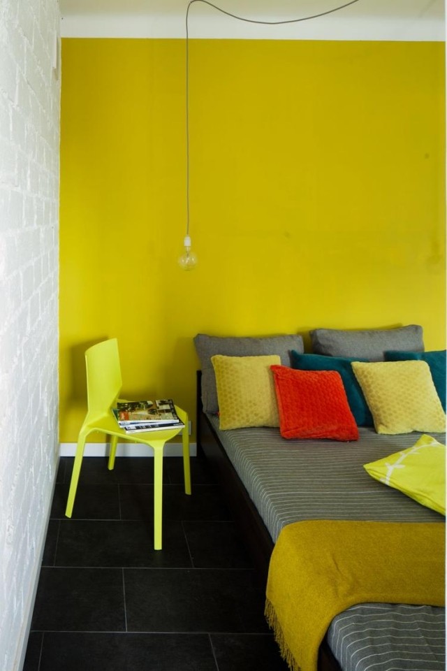 farbgestaltung-schlafzimmer-ideen-gelbgrun-akzentwand-schwarze-bodenfliesen