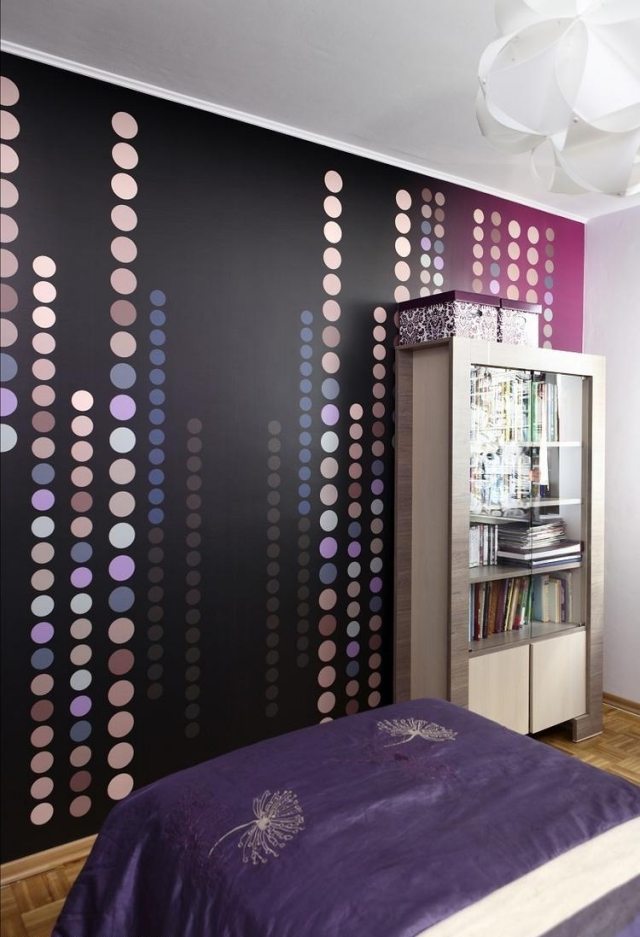 farbgestaltung-schlafzimmer-ideen-lila-nuancen-tapete-parkettboden