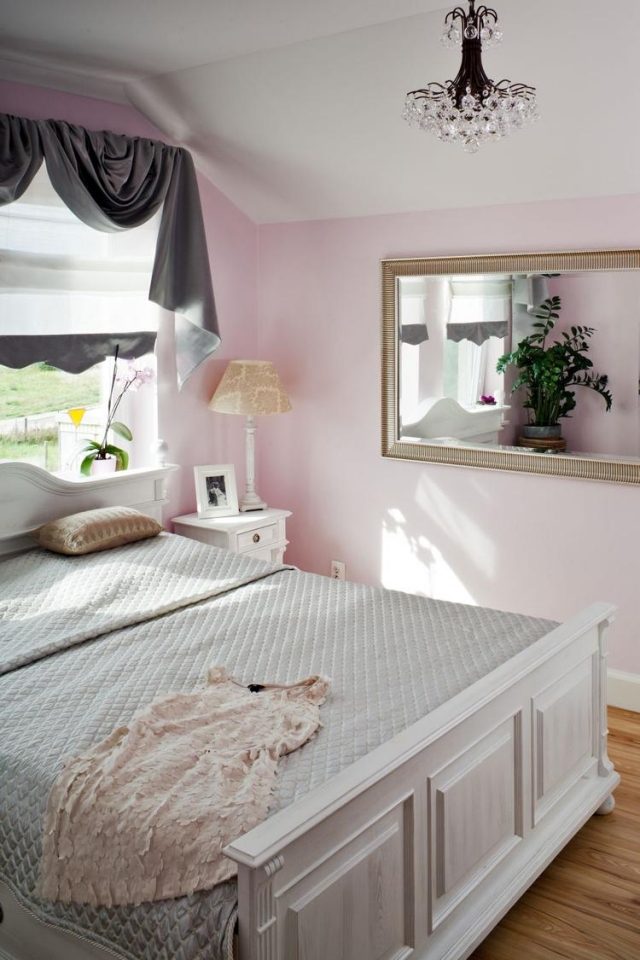 farbgestaltung im schlafzimmer-ideen-rosa-wandfarbe-weisses-bett-dachschraege