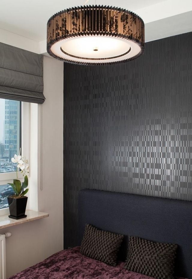 farbgestaltung im schlafzimmer-ideen-tapete-dunkelgrau-glanz-modern-akzentwand